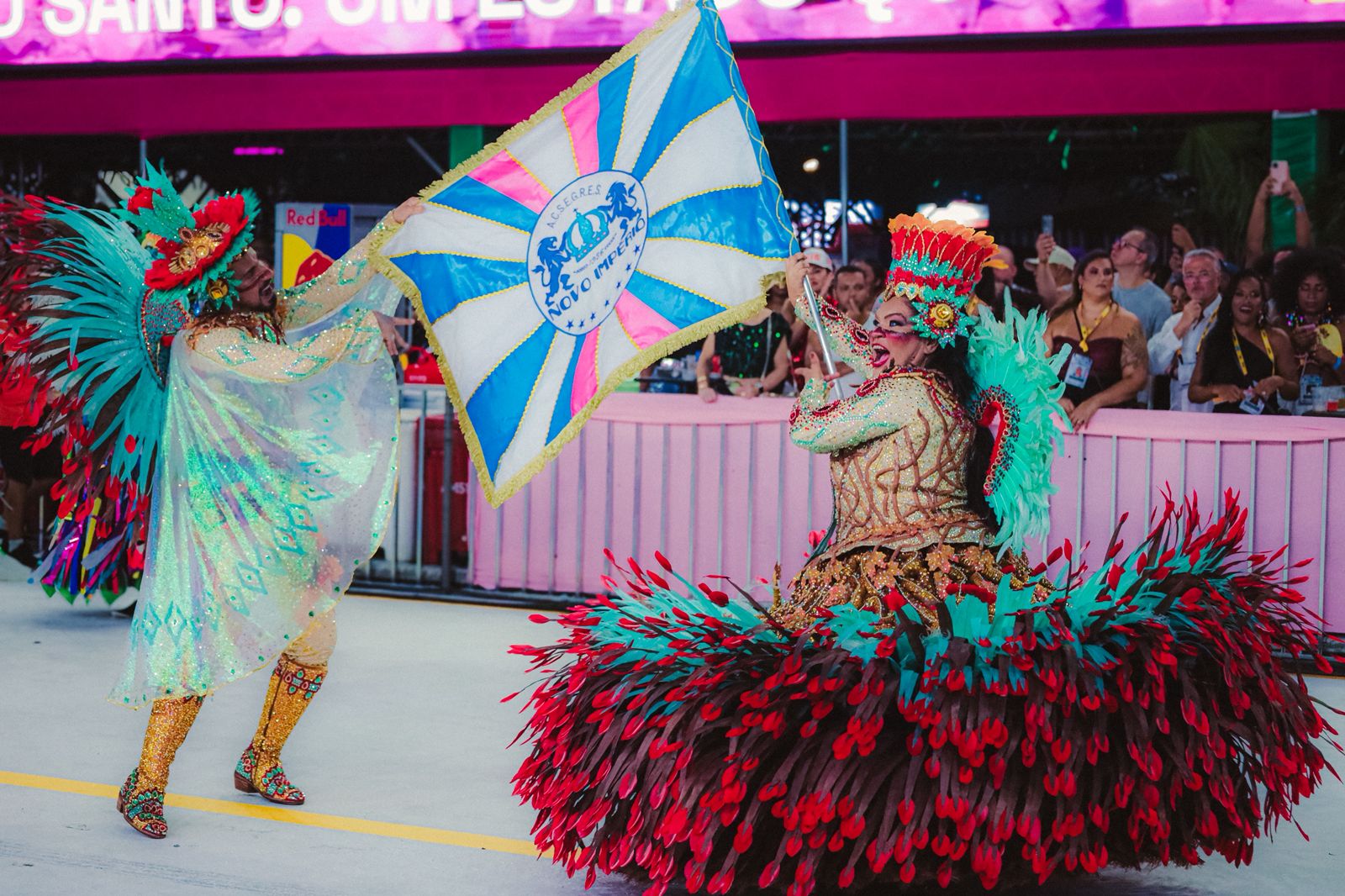 FOTOS DO DESFILE DA NOVO IMPÉRIO NO CARNAVAL DE VITÓRIA 2026