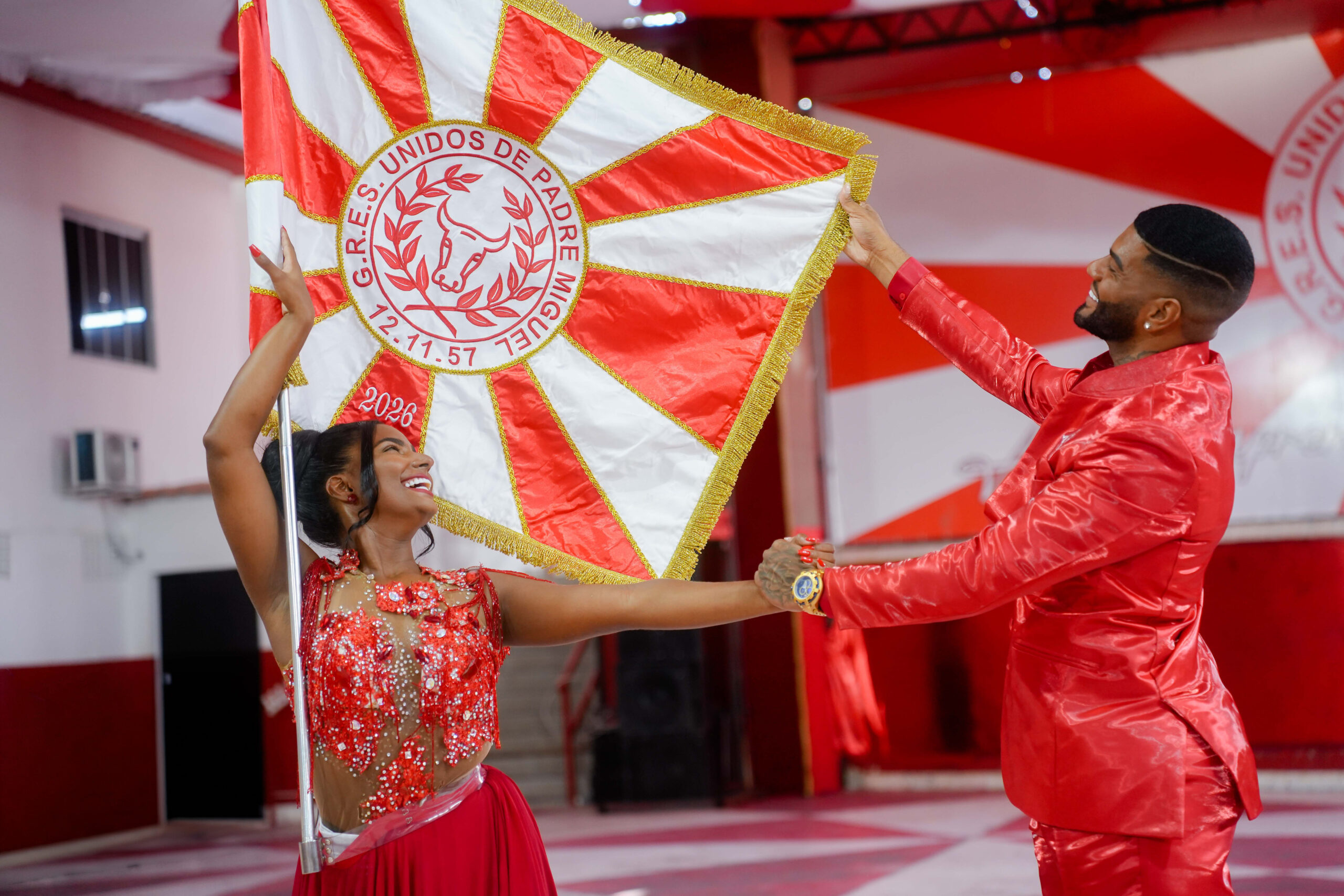 UNIDOS DE PADRE MIGUEL ANUNCIA YURI SOUZA E ISABELLA MOURA COMO NOVO 1º CASAL PARA O CARNAVAL 2027