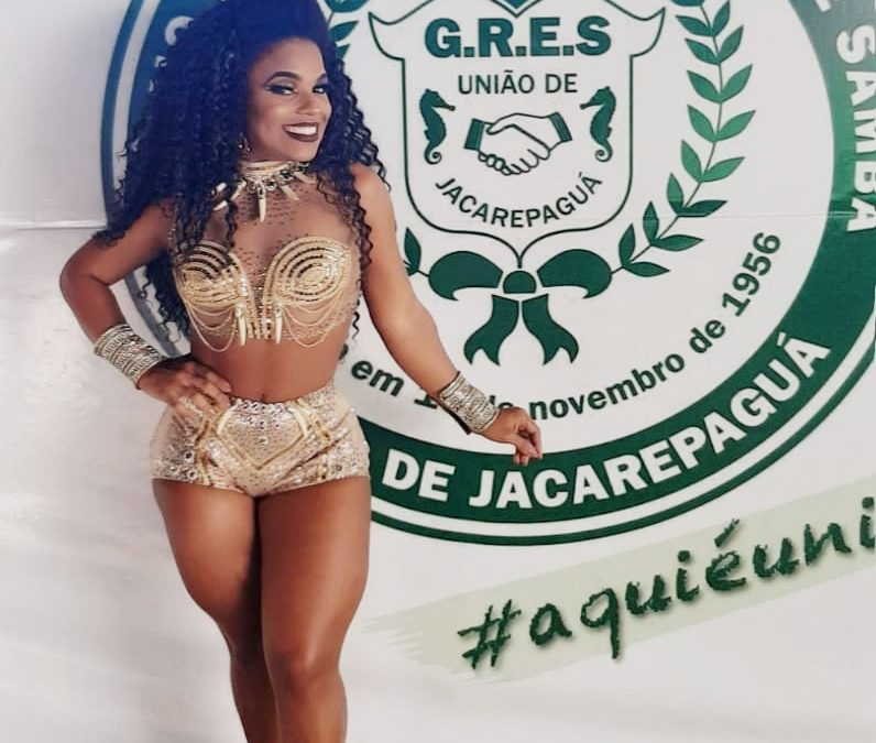 RAINHA DE BATERIA, CAROLINE LIMA EXIBE BOA FORMA EM EVENTO DA UNIÃO DE JACAREPAGUÁ