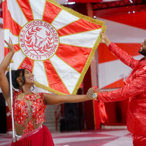 UNIDOS DE PADRE MIGUEL ANUNCIA YURI SOUZA E ISABELLA MOURA COMO NOVO 1º CASAL PARA O CARNAVAL 2027