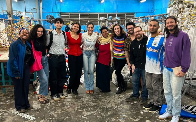*ALUNOS DE HARVARD FAZEM IMERSÃO CULTURAL NO BARRACÃO DA UNIDOS DE VILA ISABEL*