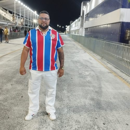 ENTREVISTA COM DANNILO AMON QUE ESTÁ TRABALHANDO COM AMOR E AFINCO PELA ESCOLA DE SAMBA PEGA NO SAMBA