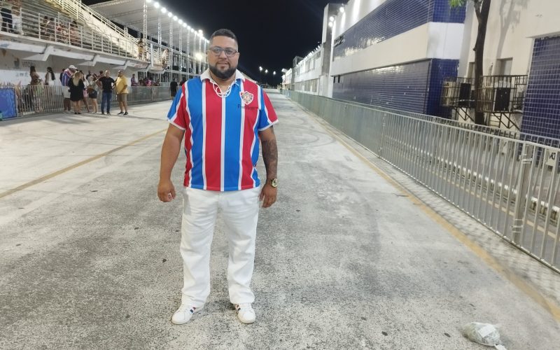 ENTREVISTA COM DANNILO AMON QUE ESTÁ TRABALHANDO COM AMOR E AFINCO PELA ESCOLA DE SAMBA PEGA NO SAMBA