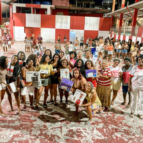 SALGUEIRO CELEBRA O DIA DAS MÃES COM FESTA E DISTRIBUIÇÃO DE PRESENTES NO MORRO DO SALGUEIRO