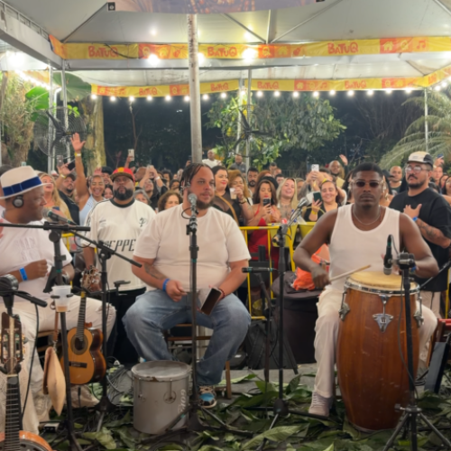  18/10_BATUQ EM VERDE E ROSA LEVA OS GRUPOS BOM GOSTO, CAJU PRA BAIXO E SAMBA DE CABOCLO PARA A QUADRA DA MANGUEIRA