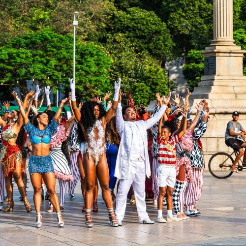 COM FLASH MOB, RIO CARNAVAL ANUNCIA QUE OS SAMBAS DE 2027 VÊM AÍ: ÁLBUM SAI EM 29 DE OUTUBRO