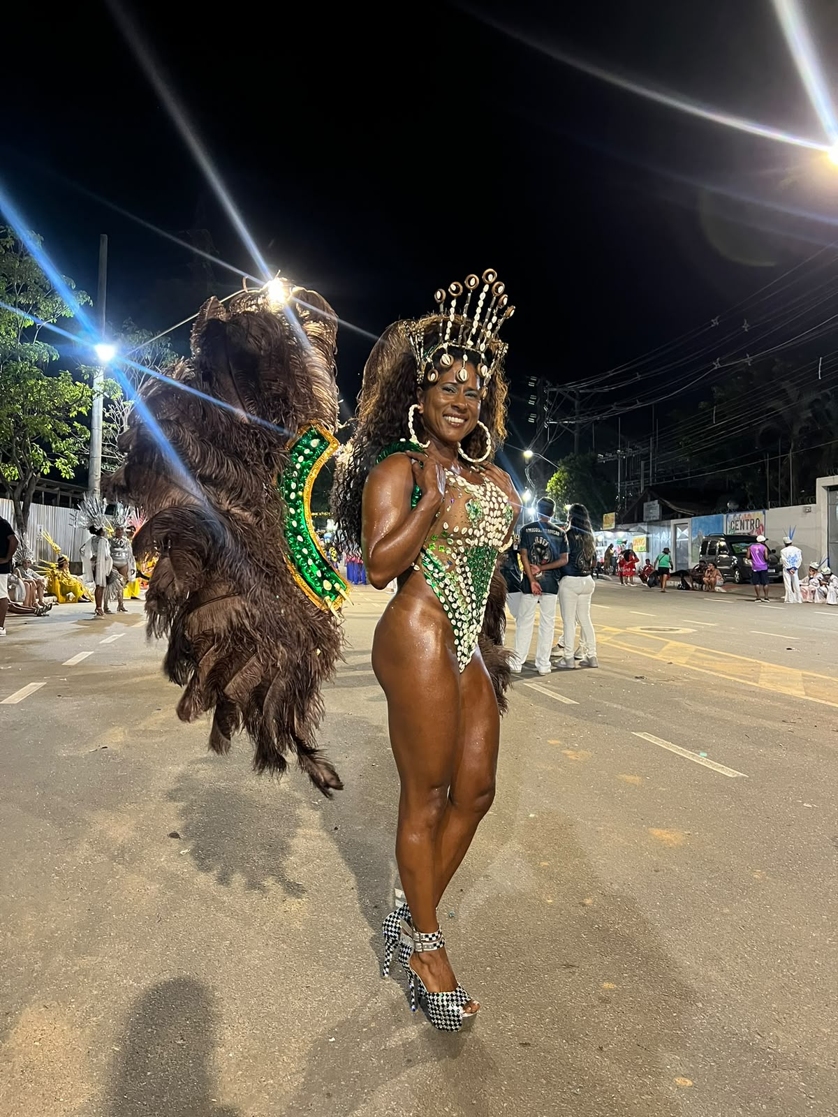 NEILANE NEVES ESTÁ HÁ DUAS DÉCADAS COMO MUSA E RAINHA DE BATERIA