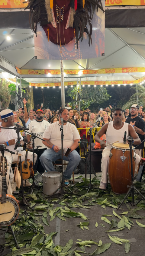  18/10_BATUQ EM VERDE E ROSA LEVA OS GRUPOS BOM GOSTO, CAJU PRA BAIXO E SAMBA DE CABOCLO PARA A QUADRA DA MANGUEIRA