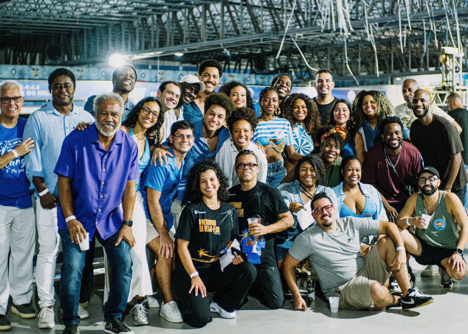 ELENCO DE MUSICAL SOBRE NEGUINHO DA BEIJA-FLOR PRESTIGIA ENSAIO DA AZUL E BRANCO DE NILÓPOLIS