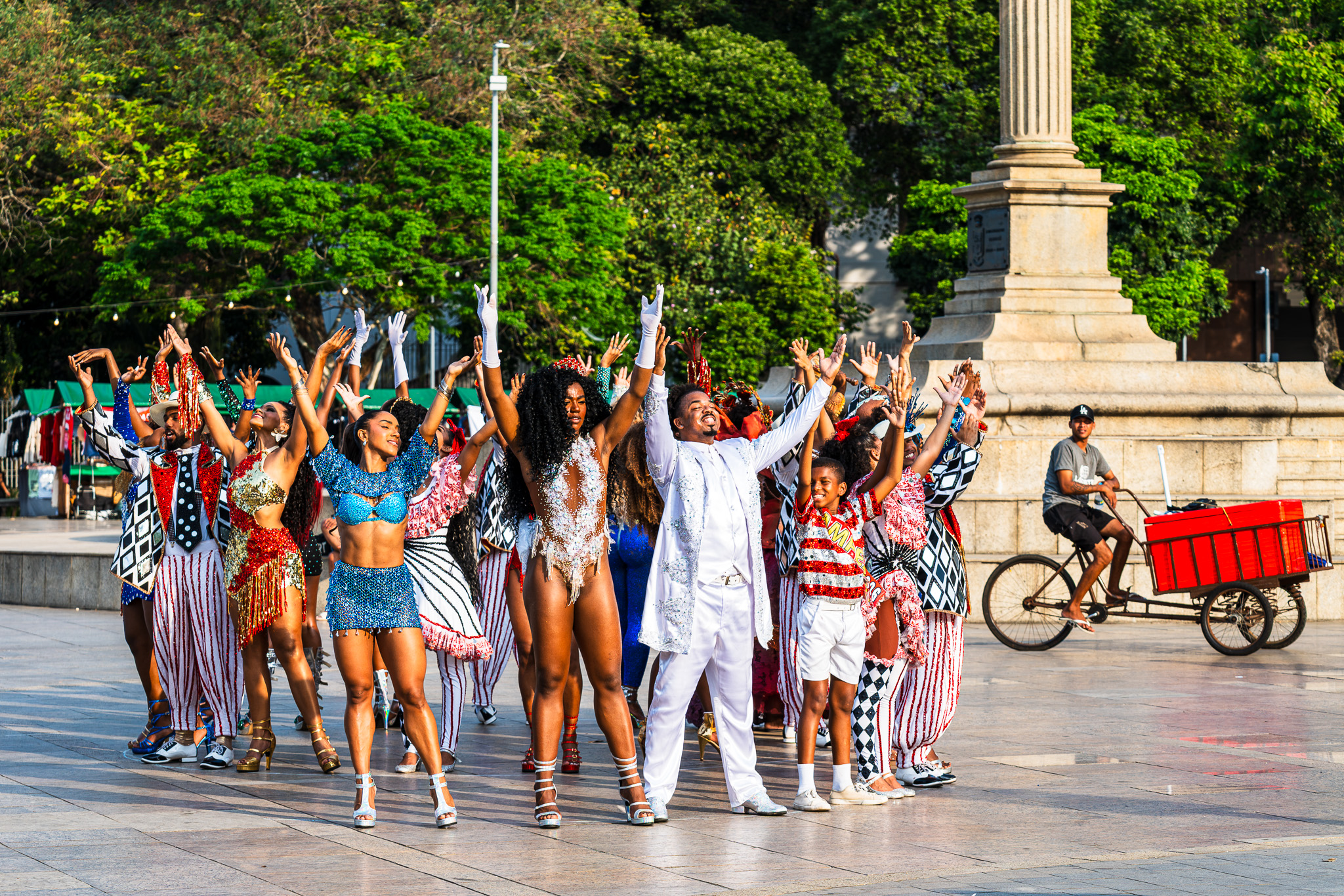 COM FLASH MOB, RIO CARNAVAL ANUNCIA QUE OS SAMBAS DE 2027 VÊM AÍ: ÁLBUM SAI EM 29 DE OUTUBRO